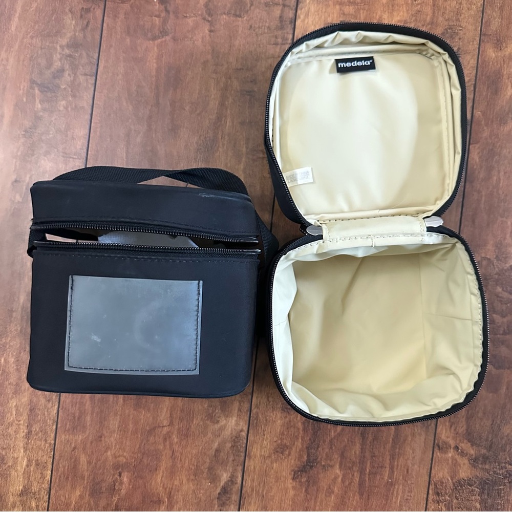 Medela breast milk insulated storage bag.  Black & Cream. With ice pack insert.